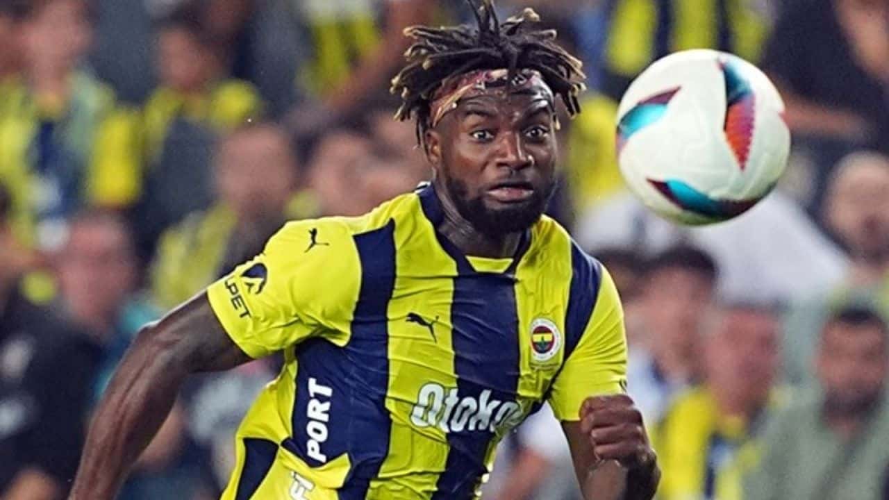 Fenerbahçe'de Ayrılıklar Kesinleşti 2 Futbolcu Gidiyor, 1 Futbolcunun Durumu Belirsiz