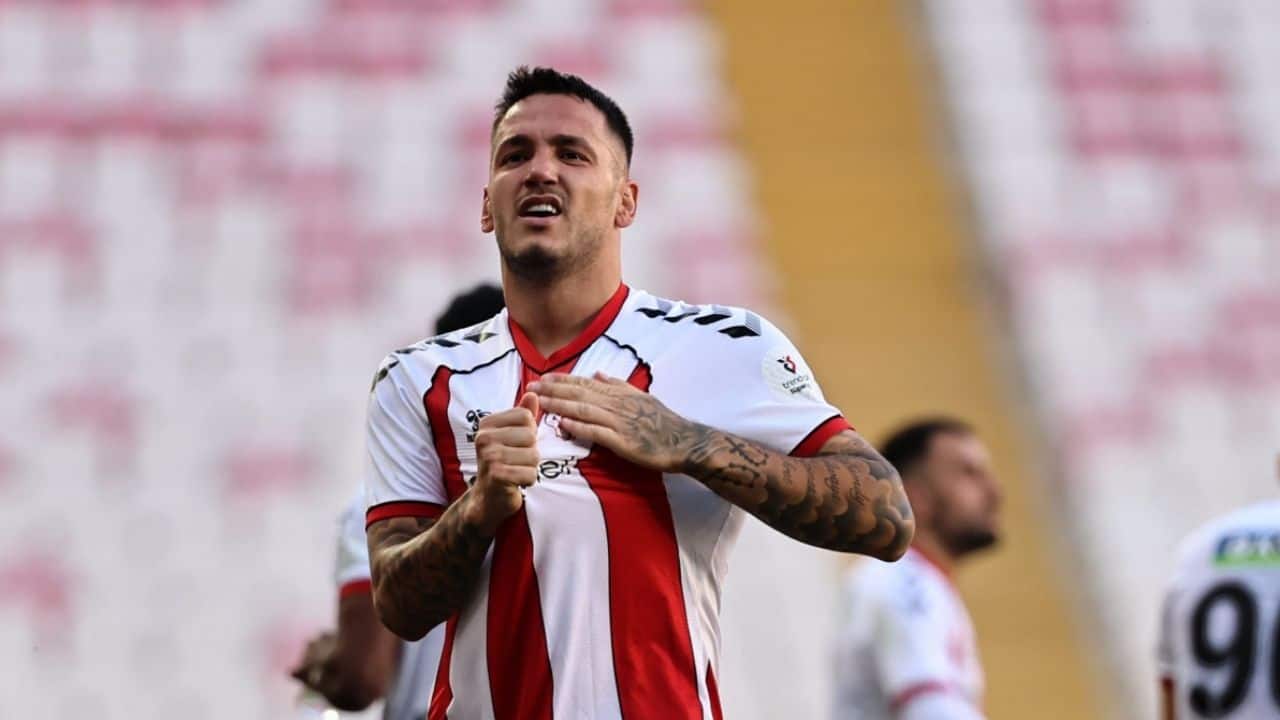Sivasspor, Rey Manaj ile sözleşme yeniledi: 1.5 Yıl Daha Kırmızı-Beyazlılarda!