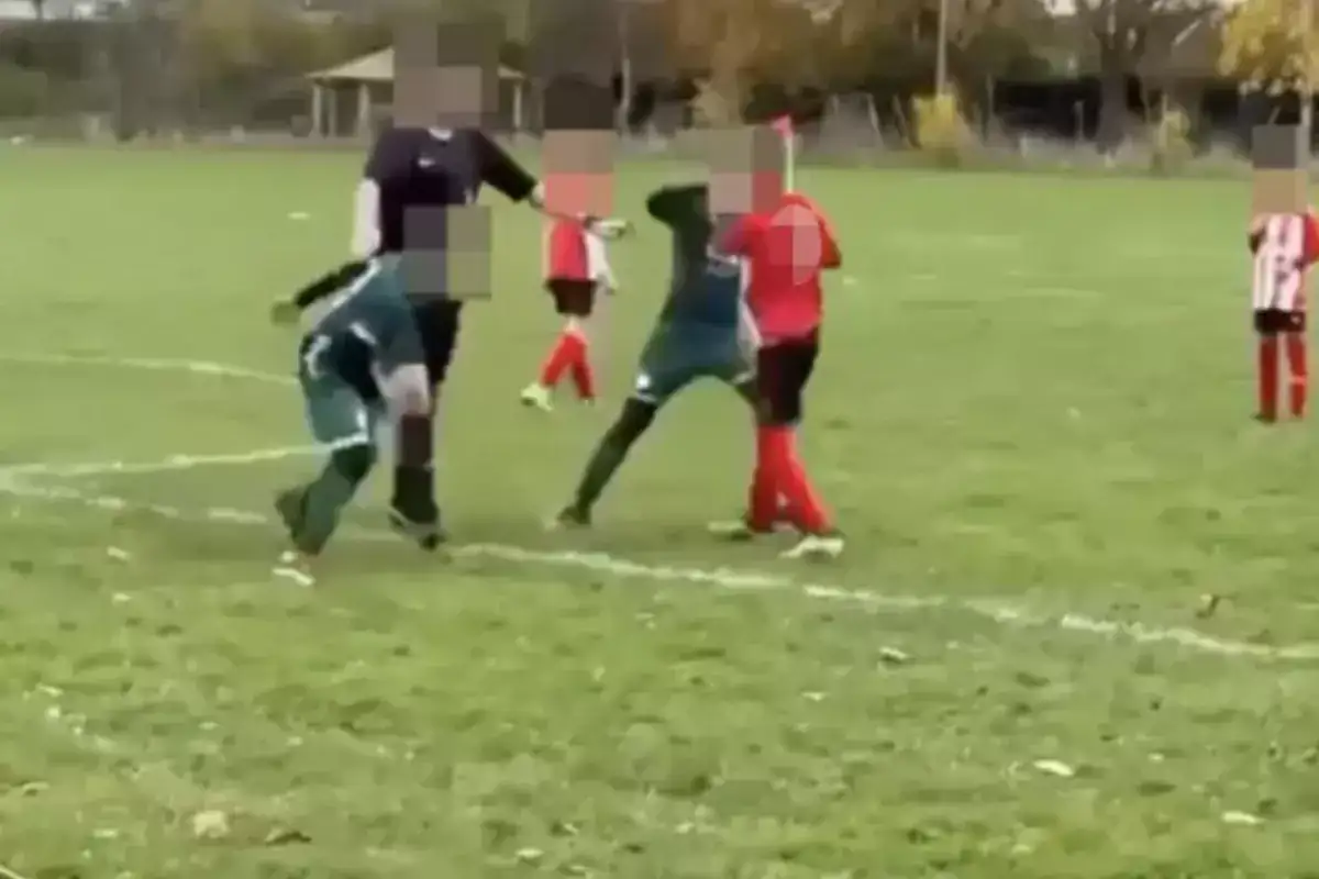 10-yas-alti-futbol-macinda-skandal-goruntuler-18360227_6946_amp.jpg