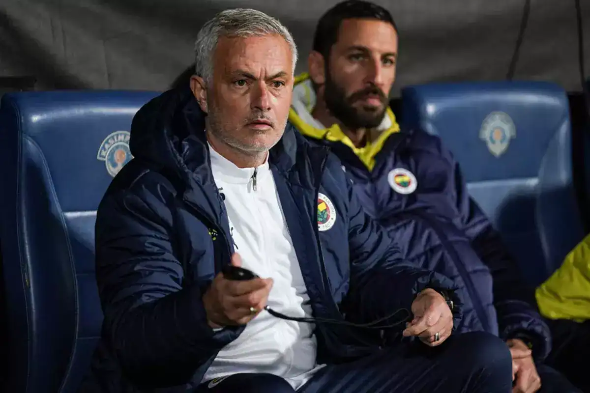 fenerbahce de mourinho nun elini kolunu baglayan 18354632 3938 amp.jpg