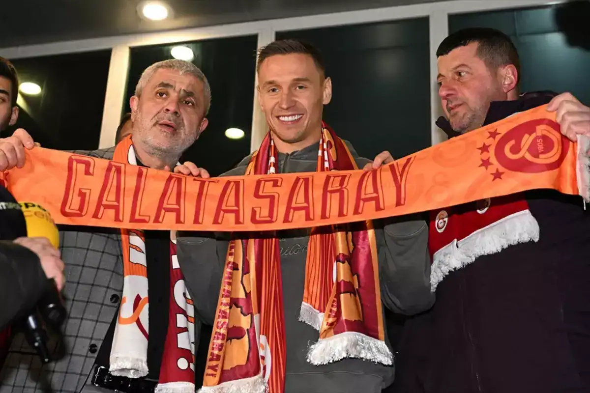 galatasarayli-frankowski-ilk-macinda-asist-yapti-18385759_9476_amp.jpg