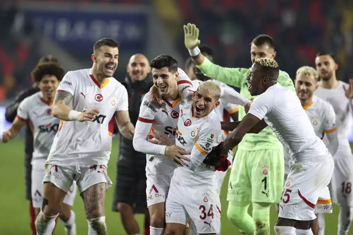 galatasaraylilarin-en-cok-merak-ettigi-soru-4-18357756_1263_amp.jpg