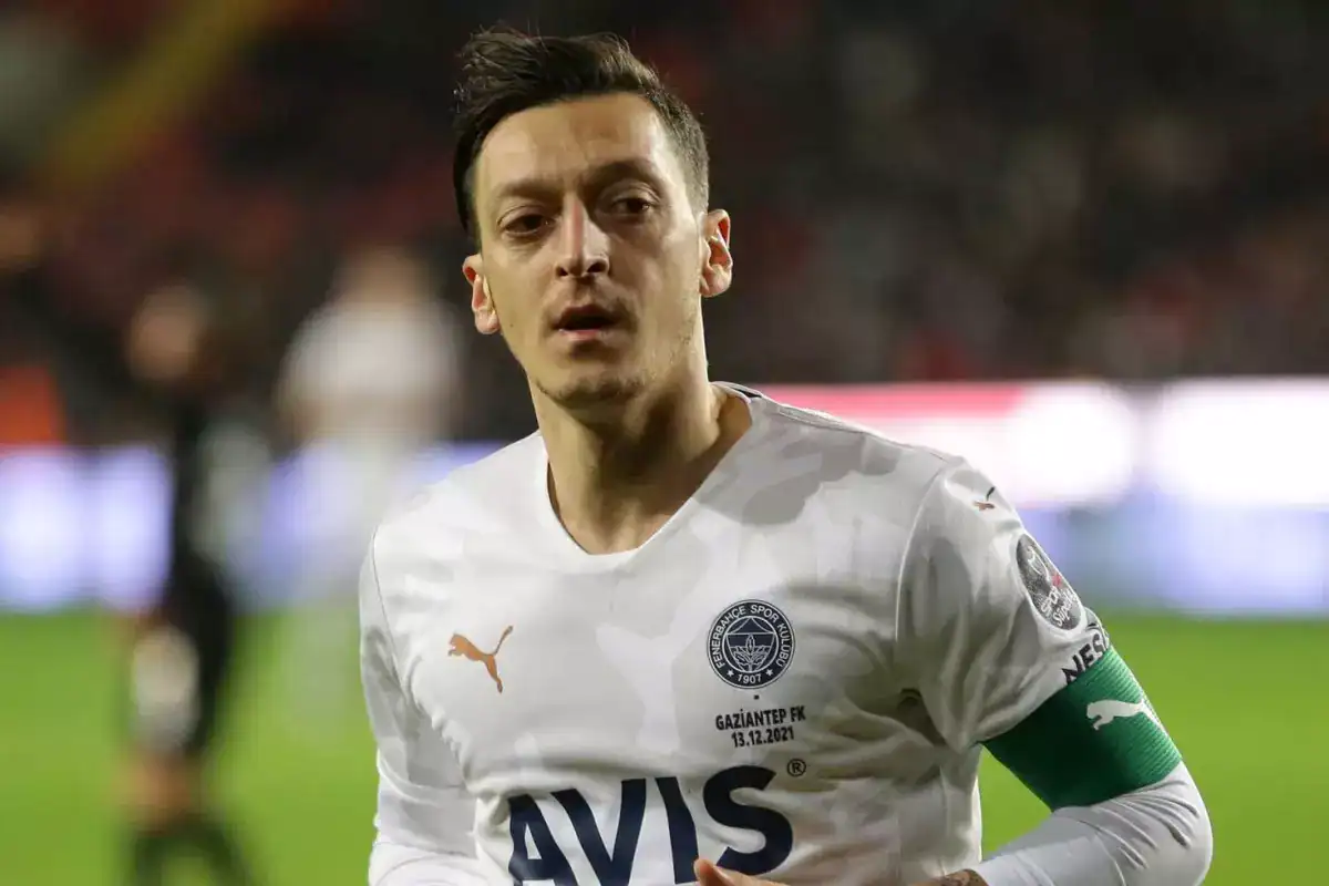 mesut-ozil-den-turk-futbolu-icin-ortaligi-ayaga-18380795_1500_amp.jpg