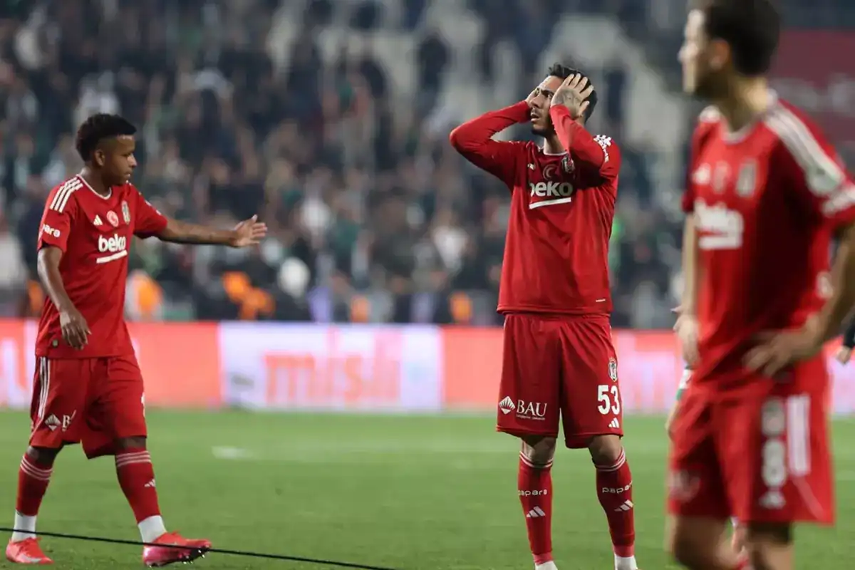 2-kirmizi-kart-goren-konyaspor-a-kaybeden-18452409_7083_amp.jpg