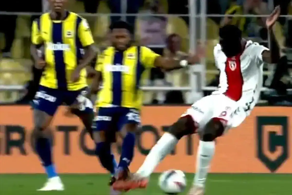 fenerbahce-kirmizi-kart-bekledi-hakem-bambaska-18454040_377_amp.jpg