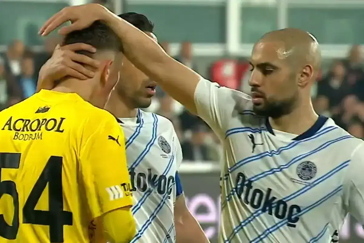 fenerbahceli-futbolcular-hata-yapan-genc-18482008_6330_amp.jpg