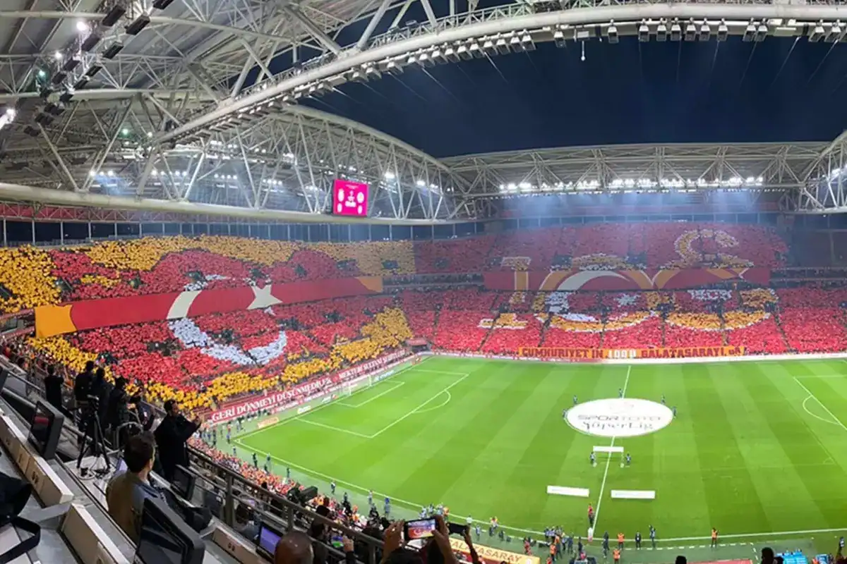 galatasaray-taraftarinin-gonlunde-taht-kuran-18426916_7731_amp.jpg