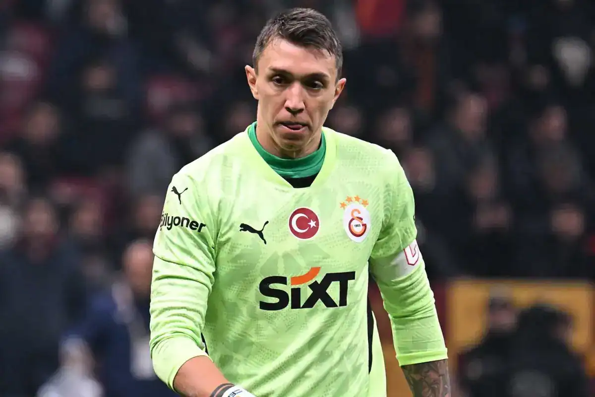 muslera-nin-kasimpasa-maci-sonrasindaki-soyunma-18425566_6891_amp.jpg