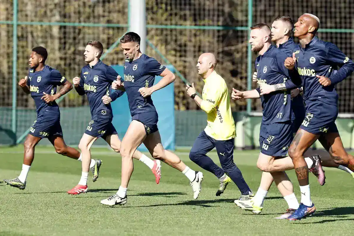 antrenmanda-ortaya-cikti-fenerbahcelileri-18513936_6108_amp.jpg