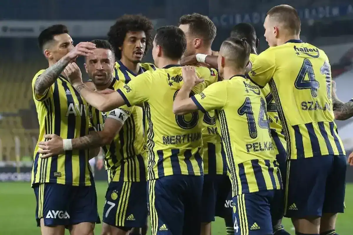 eski-fenerbahceli-apar-topar-hastaneye-kaldirildi-18495961_8824_amp.jpg