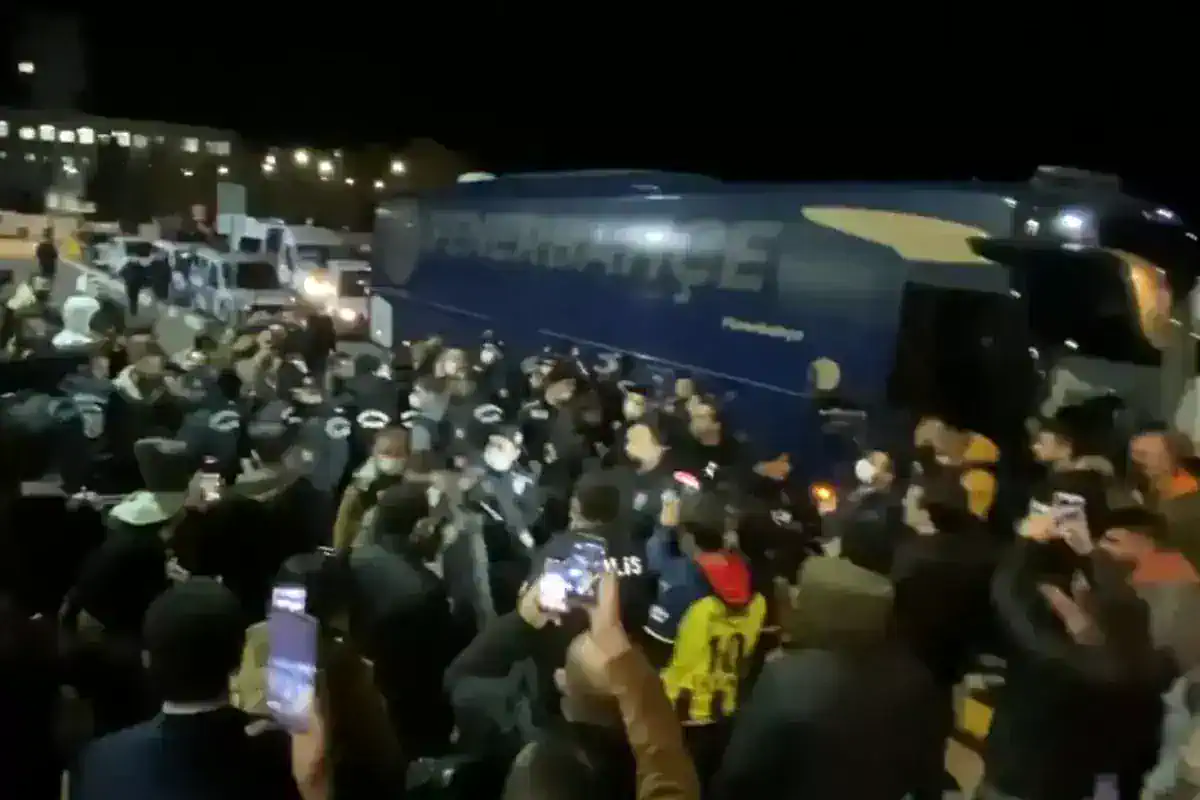 fenerbahce-ye-gaziantep-te-sok-taraftarlar-18554792_5995_amp.jpg