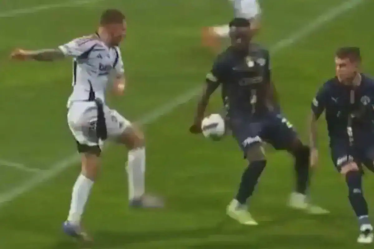 herkes-bu-pozisyonu-tartisiyor-besiktas-penalti-18497815_8695_amp.jpg