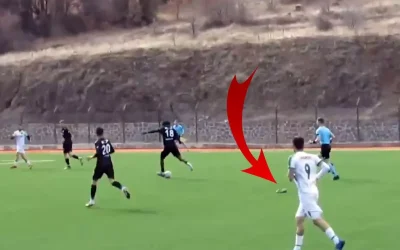 Kramponu çıkan futbolcunun yalın ayakla attığı gol şaşırttı!