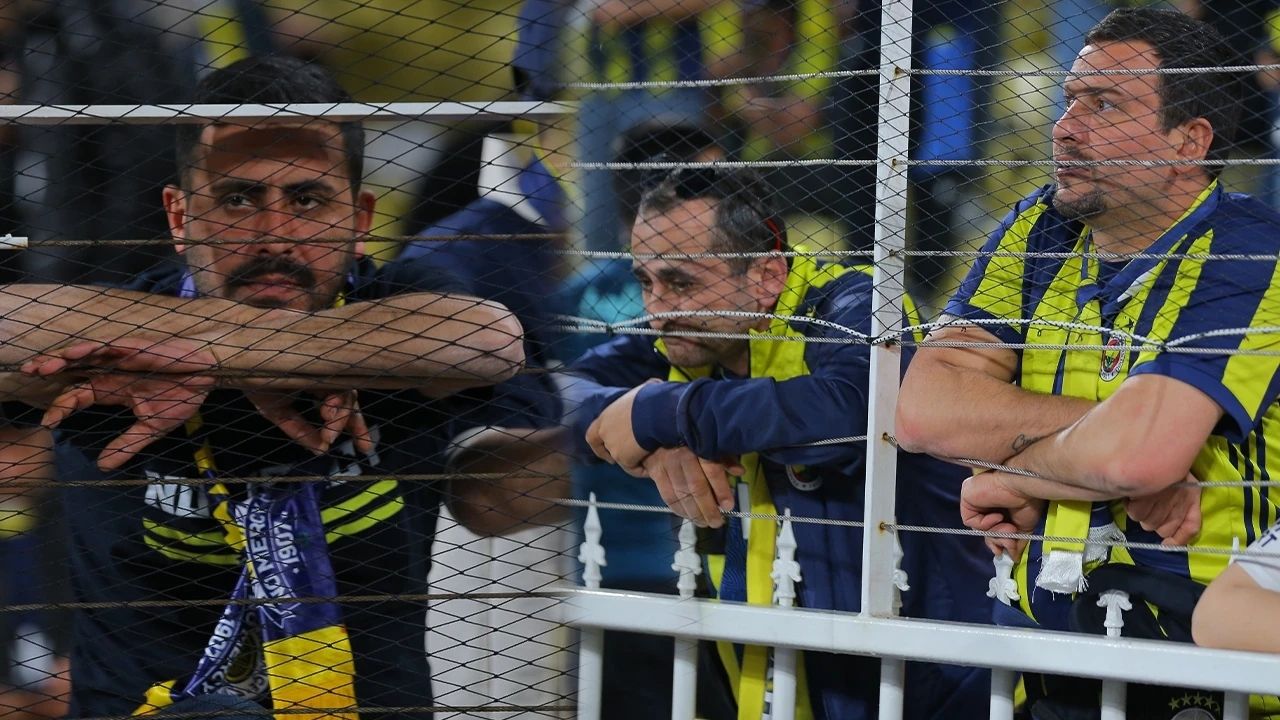 Fenerbahçe'ye derbi darbesi Taraftar isyanı büyüyor!