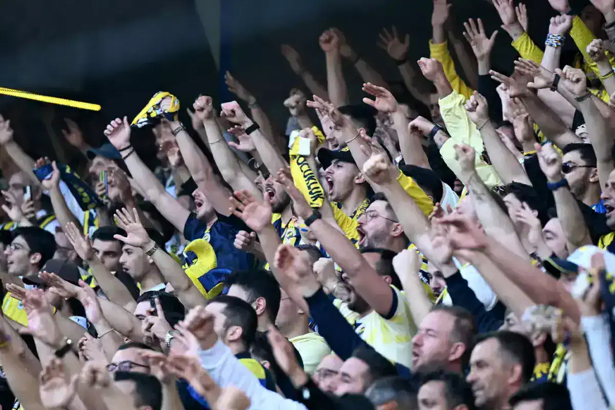 dunyaca-unlu-yildiz-kadikoy-e-geliyor-fenerbahce-18591742_2897_amp.jpg