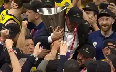 Ali Koç, omuzlarda taşındı!