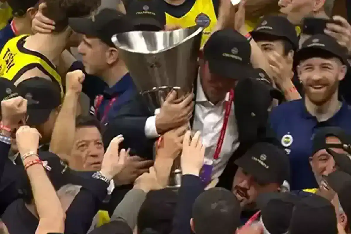 fenerbahce-baskani-ali-koc-sampiyonluk-kupasiyla-18668638_8652_amp.jpg