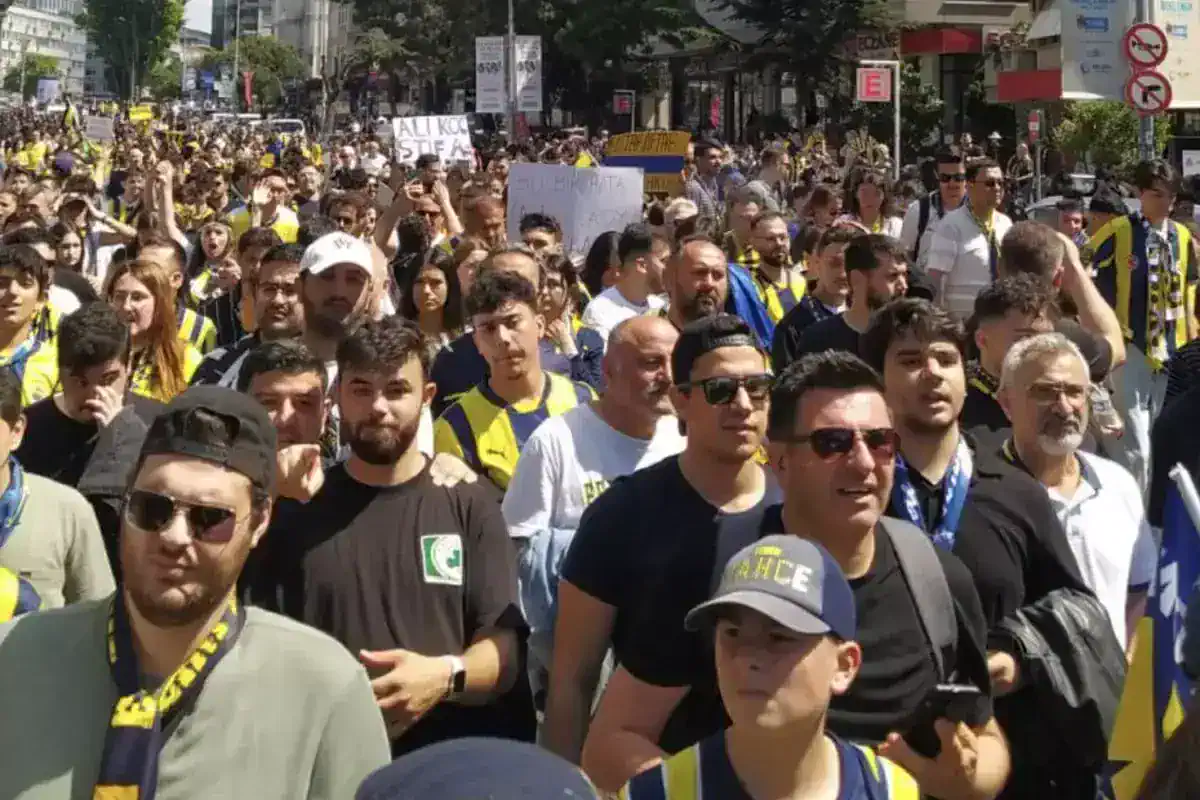 fenerbahce-de-ali-koc-istifa-yuruyusu-18694759_456_amp.jpg