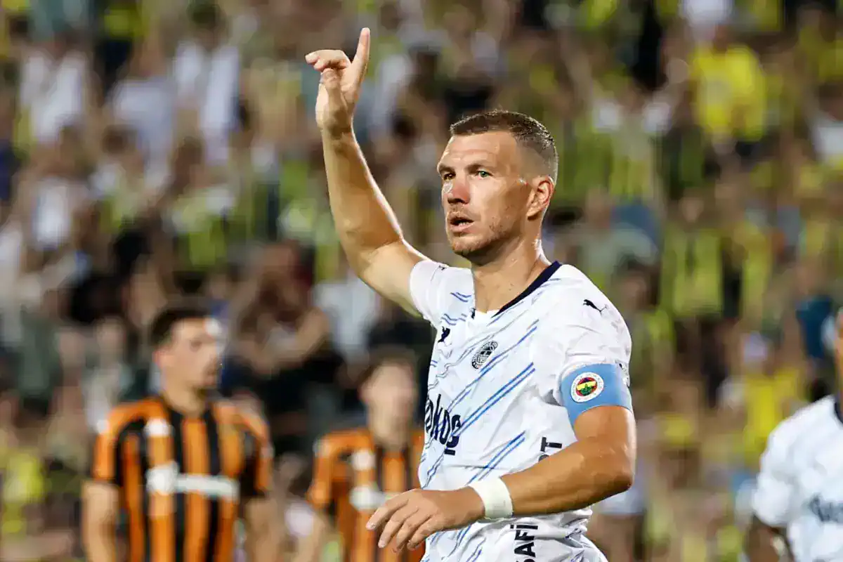 fenerbahce-den-ayrilan-dzeko-turkiye-de-kalabilir-18695723_702_amp.jpg