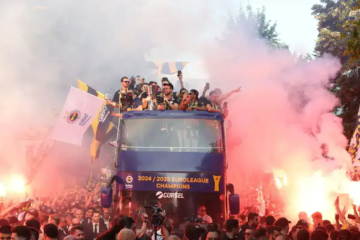fenerbahce-euroleague-sampiyonlugunu-taraftariyla-18677639_5052_amp.jpg