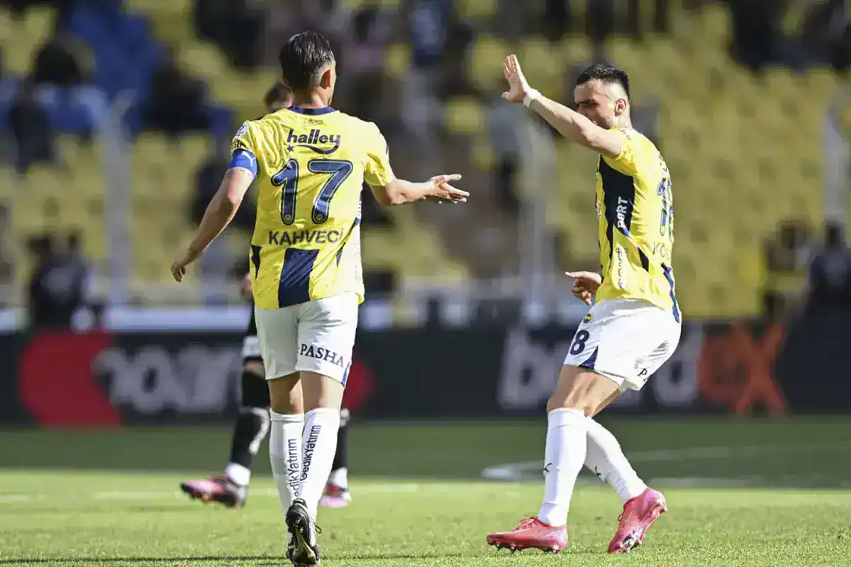 fenerbahce-ligin-son-macinda-geriden-gelip-kazandi-18695277_9694_amp.jpg