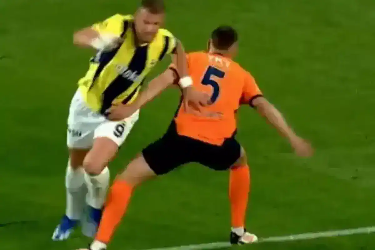 fenerbahce-penalti-bekledi-ancak-hakem-devam-18608365_9458_amp.jpg