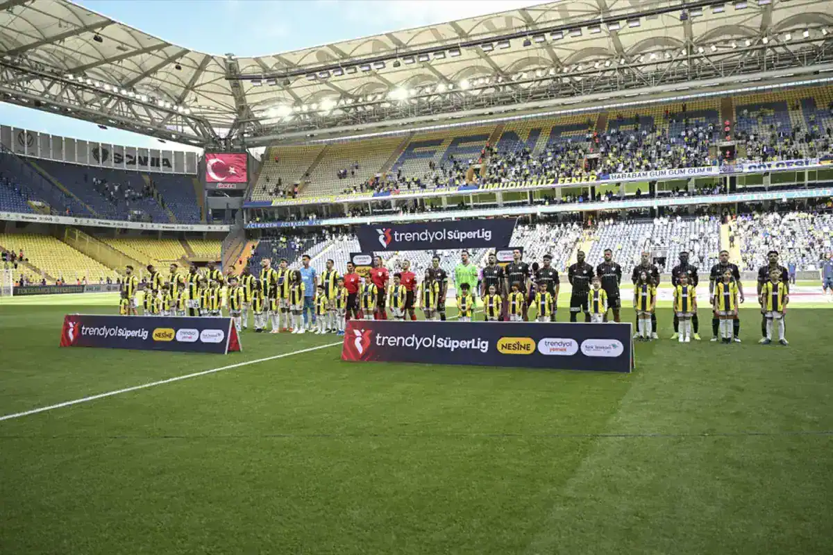 fenerbahce-tribunlerinden-sadece-o-futbolcuya-18695087_1217_amp.jpg