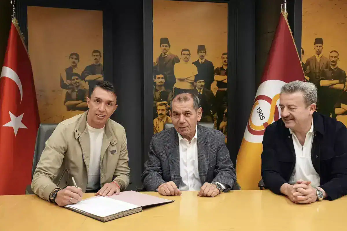 galatasaray-da-muslera-ile-surpriz-imza-18694900_5991_amp.jpg