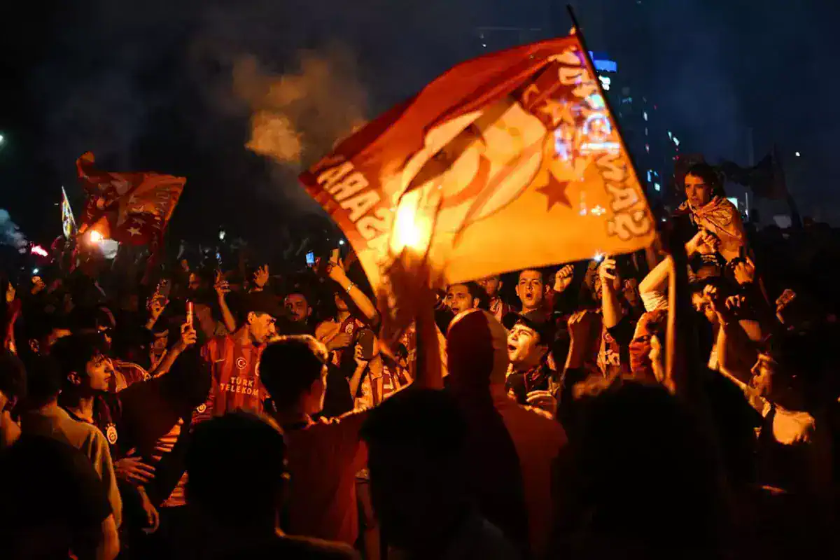 galatasaray-sampiyonluk-kupasini-yenikapi-da-18659035_737_amp.jpg
