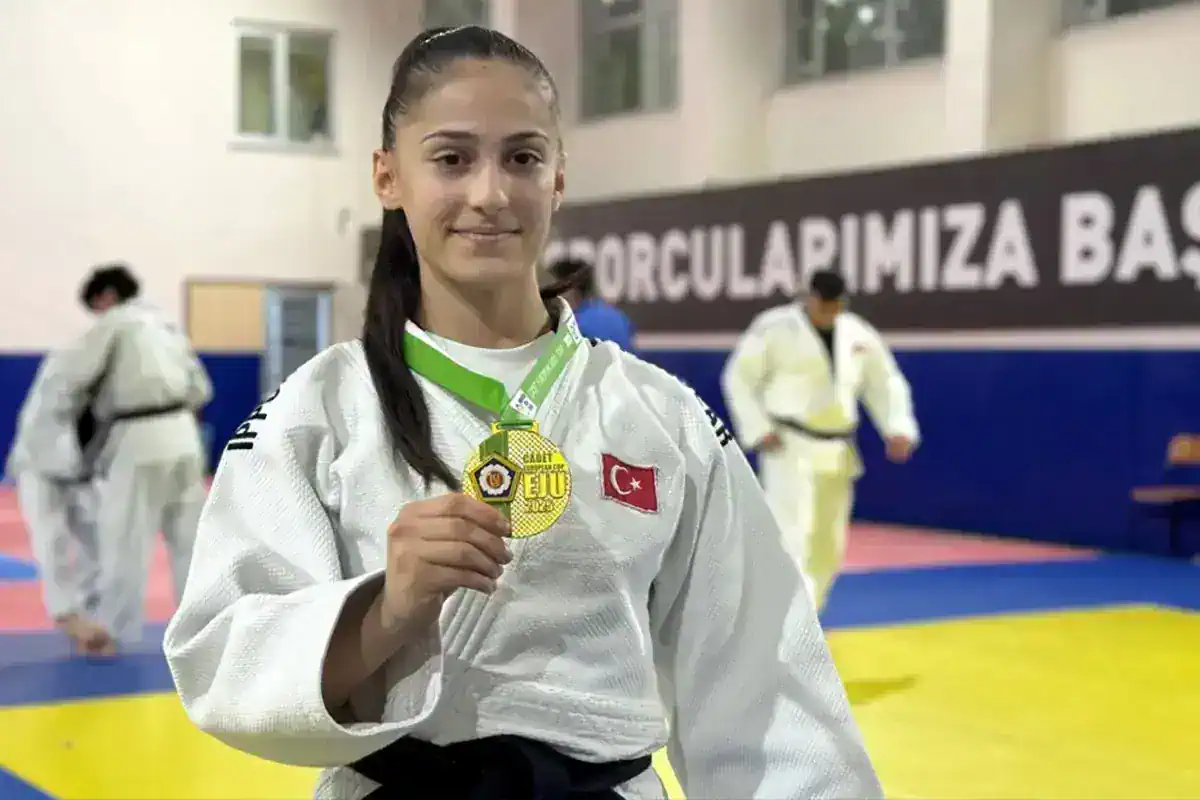 israilli-rakibini-yenen-fatma-zehra-madalyasini-18643746_8252_amp.jpg