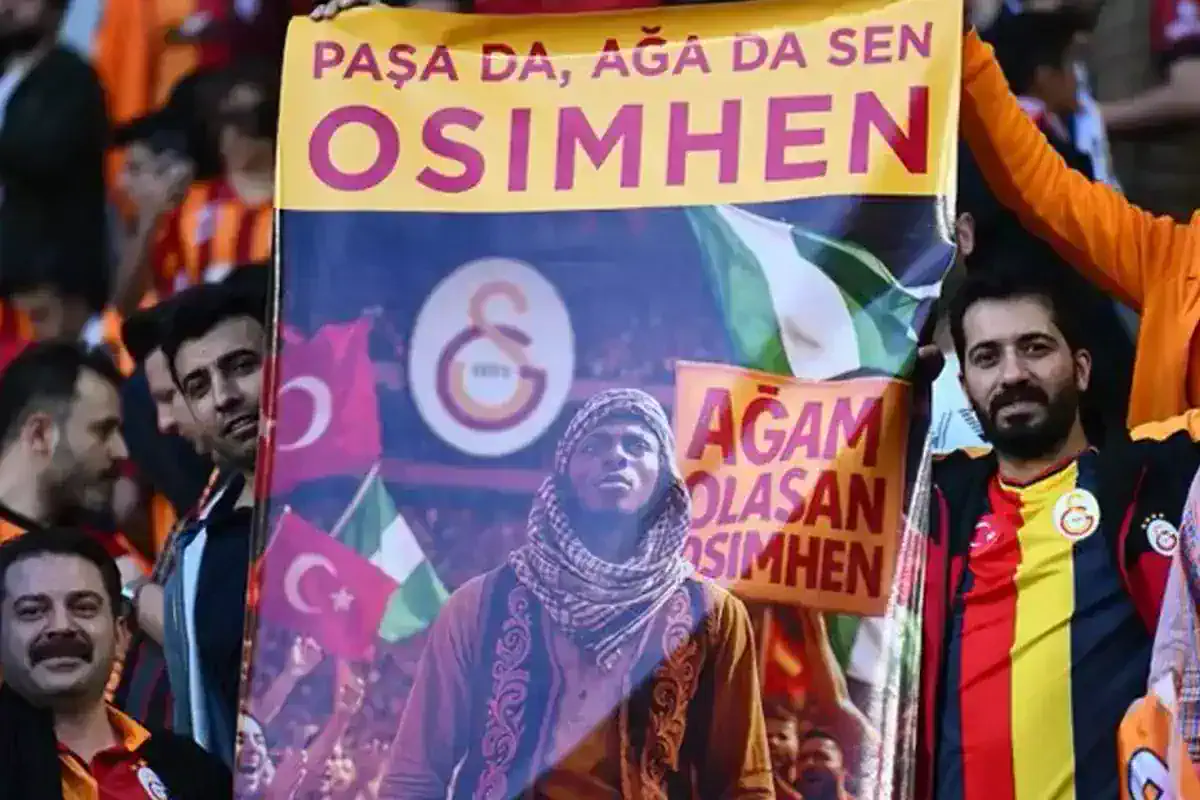 mac-oncesi-tribunlerde-dikkat-ceken-osimhen-18629710_364_amp.jpg