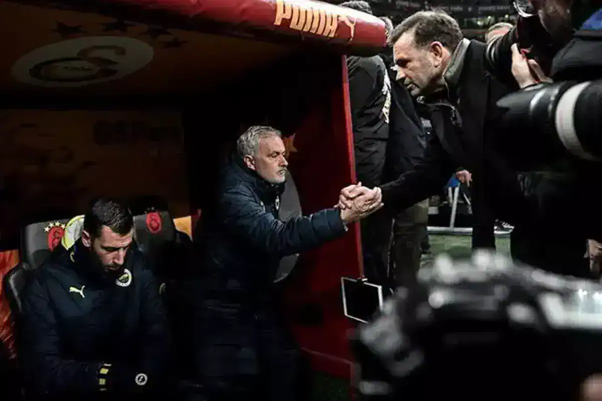 okan-buruk-mourinho-hala-aglamaya-devam-ediyor-18677559_4710_amp.jpg