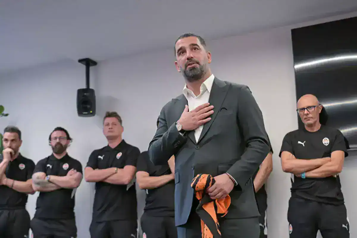 arda-turan-bir-daha-dinamo-kiev-sampiyonlugu-18771674_7013_amp.jpg