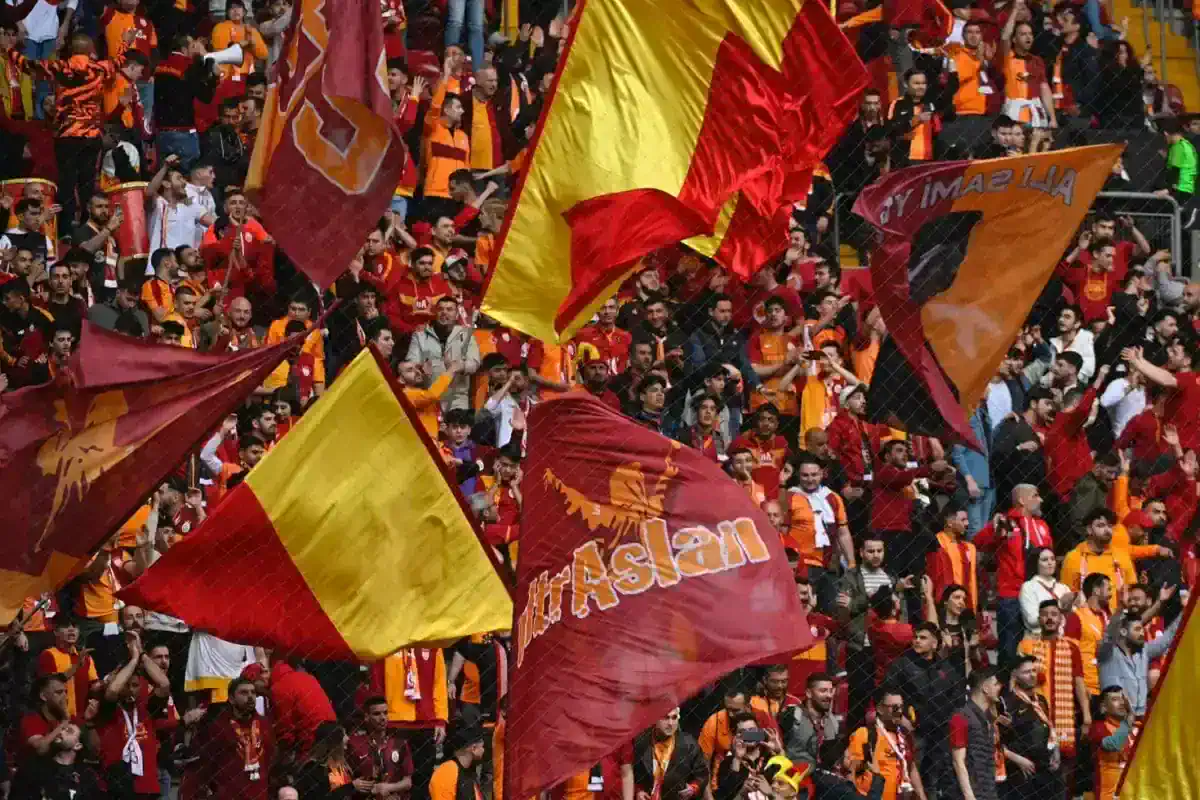 galatasaray-3-isme-tesekkur-ederek-yollarini-18792503_9358_amp.jpg