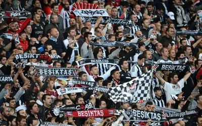 Beşiktaş tribünlerini ikiye ayıran tezahürat