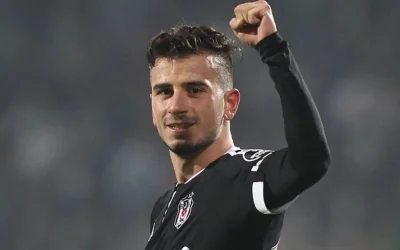 Oğuzhan Özyakup, maç sonunda telefonuyla tepki gösterdi.