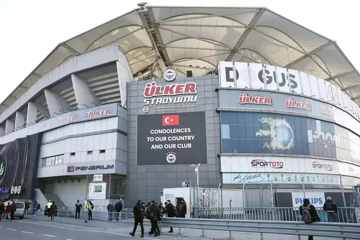 fenerbahce-stadyum-disindaki-isim-tabelasini-18891847_848_amp.jpg