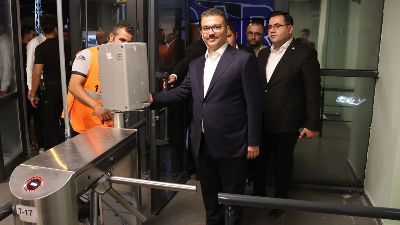 Iğdır Valisi Protokol Tribününe Elektronik Bilet ile Girdi