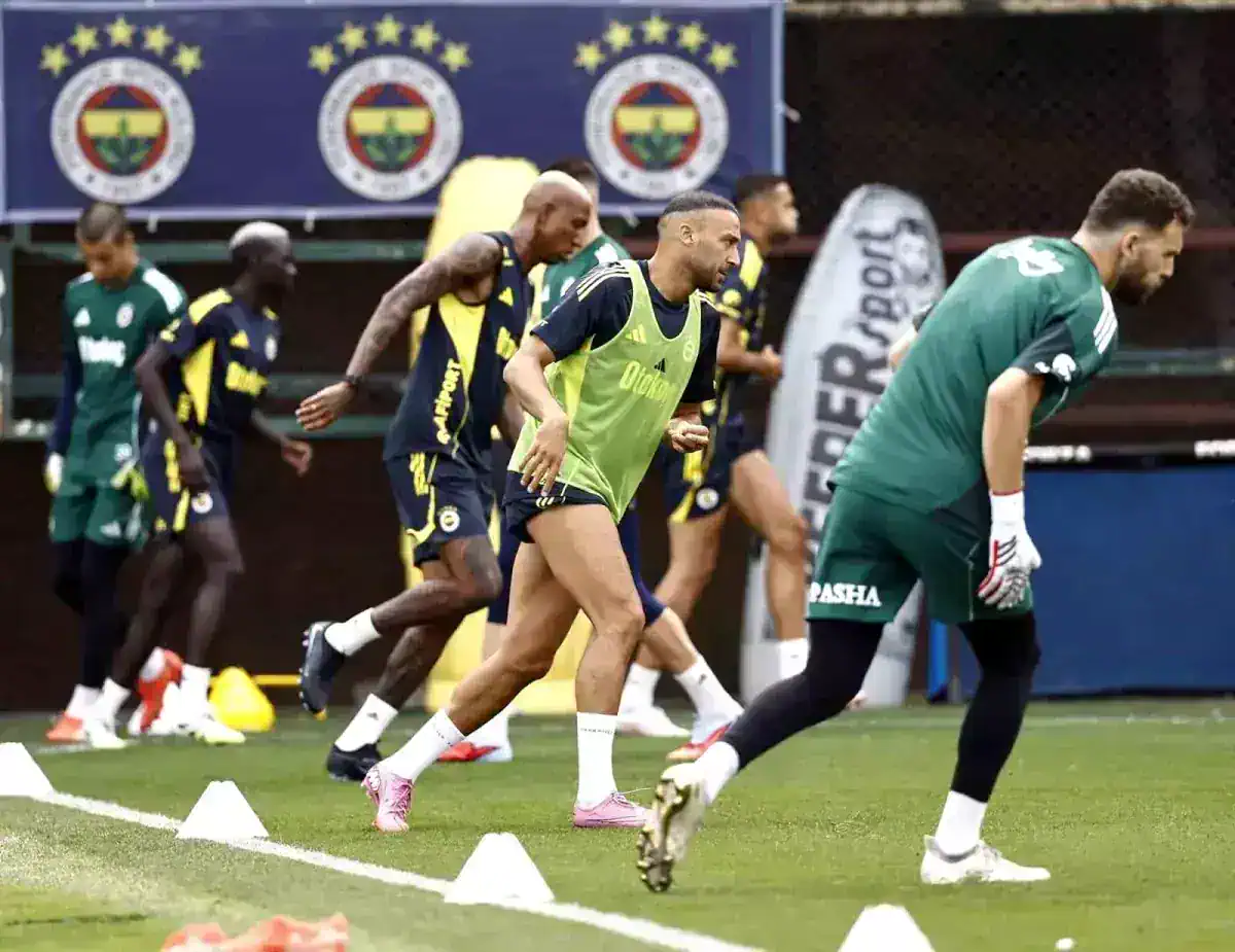 fenerbahce-de-feyenoord-maci-hazirliklari-bas-18906723_amp.jpg