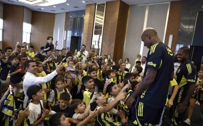 Fenerbahçe Futbolcuları Minik Hayranlarıyla Buluştu