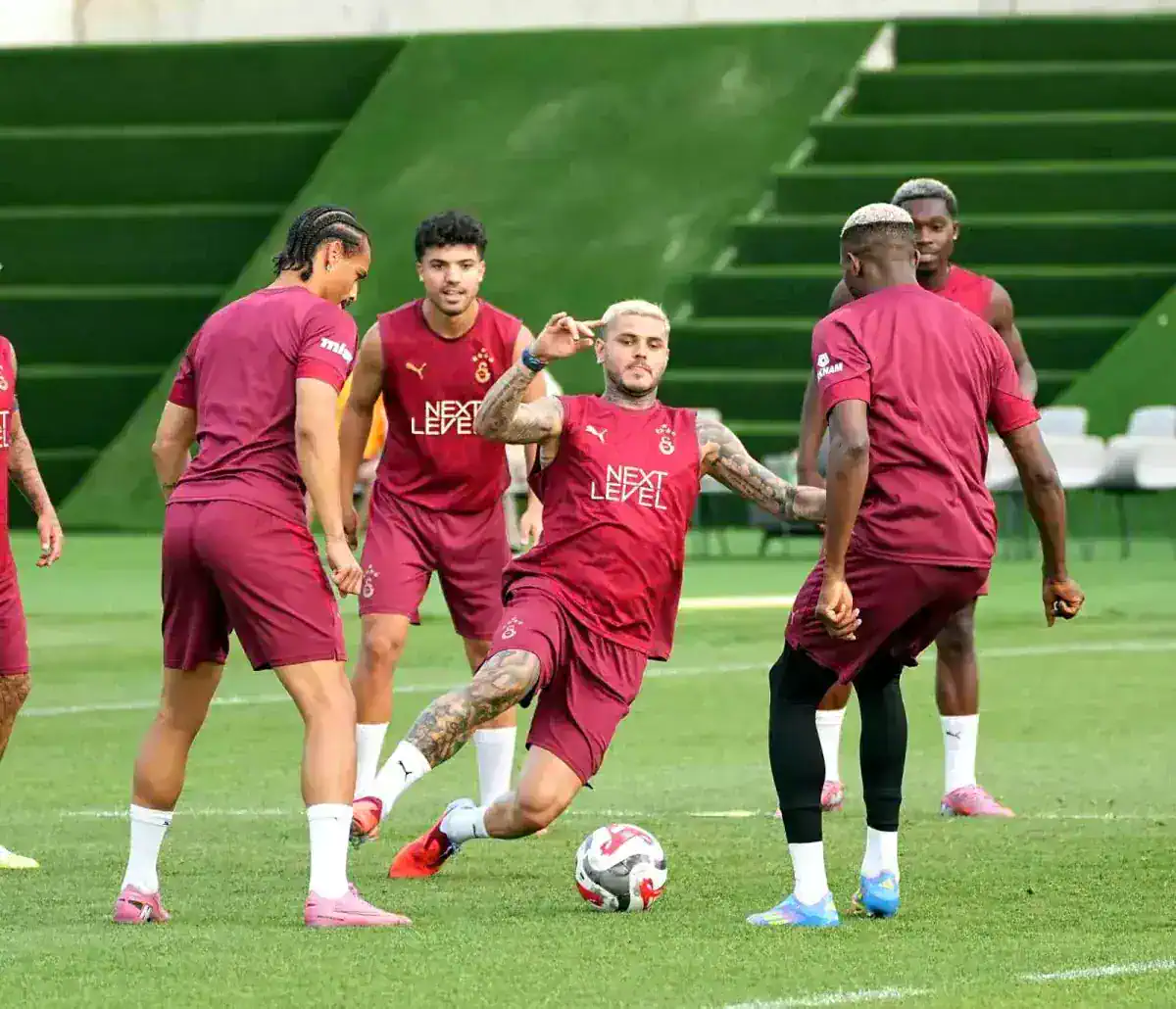 osimhen-galatasaray-formasiyla-ilk-antrenmani-18907705_amp.jpg