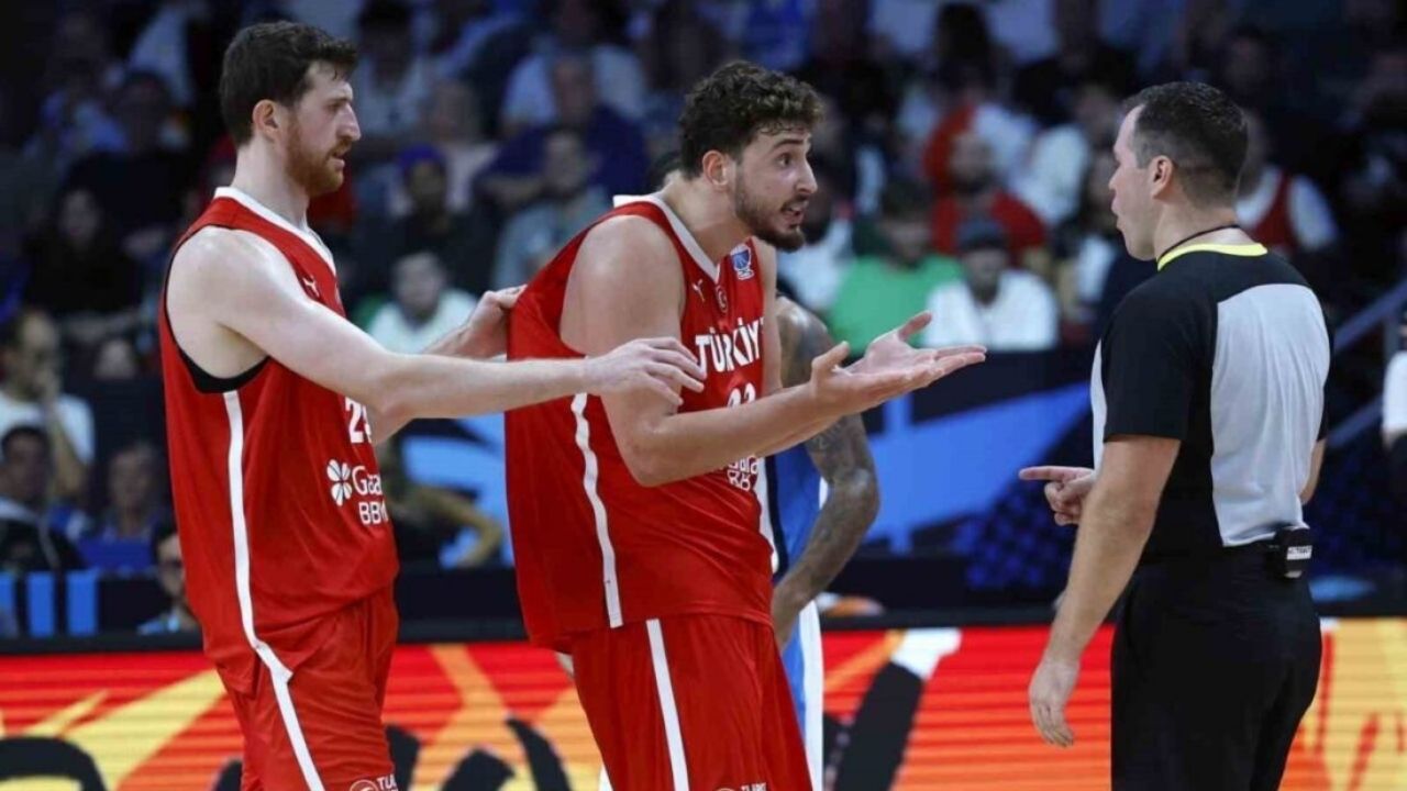 A Milli Basketbol Takımı Yunanistan'ı Geçerek Finale Yükseldi