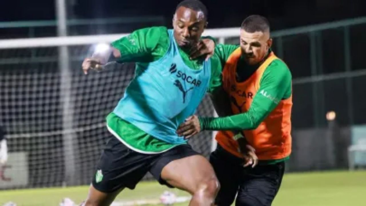 Alagöz Holding Iğdır FK, Hatayspor'u 4-2 mağlup ederek liderliği ele geçirdi.