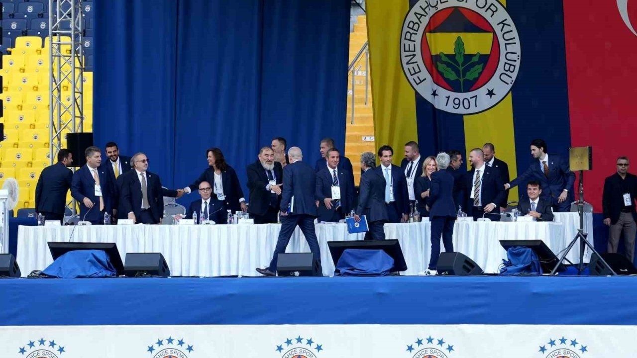 Fenerbahçe'de olağanüstü genel kurul toplantısı başladı