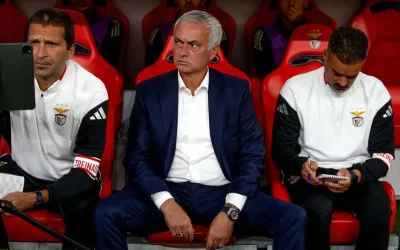 Mourinho’ya 90+1 şoku: Binlerce taraftarın önünde neye uğradığını şaşırdı!