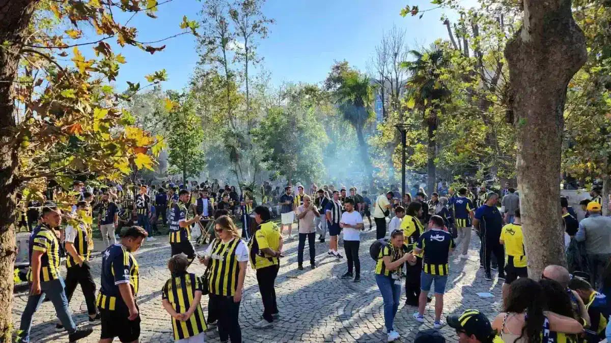 fenerbahce-taraftarindan-trabzonspor-macina-y-19047505_amp.jpg