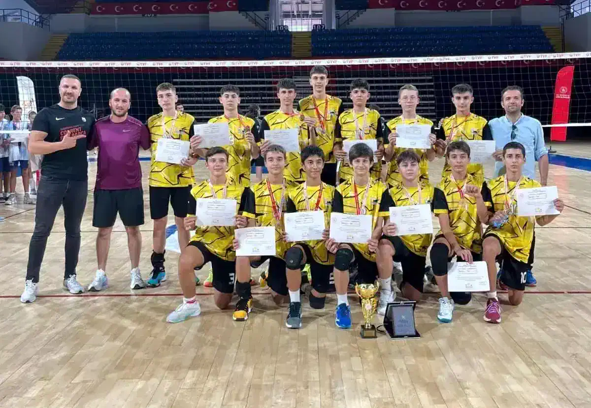 manisa-erkek-voleybol-takimi-turkiye-sampiyon-19001311_amp.jpg