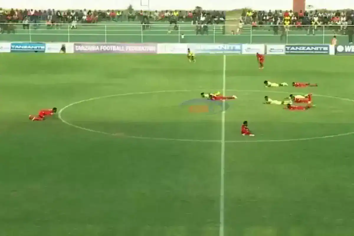 tum-futbolcular-yere-yatti-yesil-sahalarda-panik-19015417_9196_amp.jpg