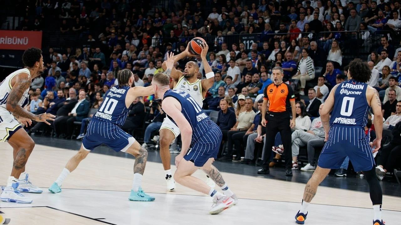 Fenerbahçe Beko, Anadolu Efes'i Deplasmanda Mağlup Etti