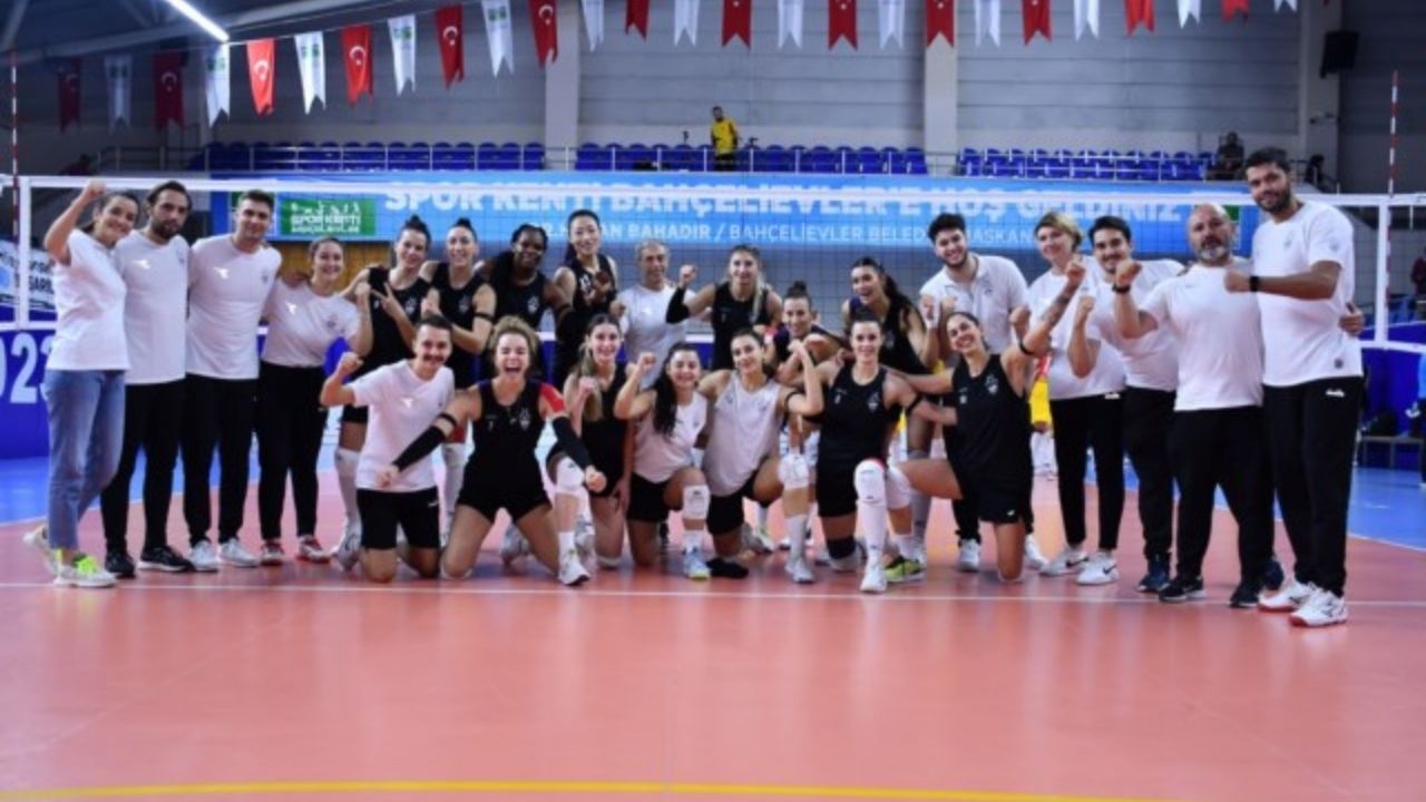 VakıfBank, Zeren Spor'u 3-1 yenerek sezonu galibiyetle açtı